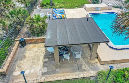 Renovated condo with ocean views, pool, & beach access - Foto 17