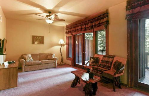 Little Ahwahnee Inn Entrance to Yosemite - Foto 23