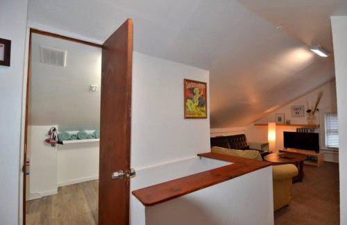 Cozy Alcove Studio Apt w Outdoor deck w NYC Views - Foto 7