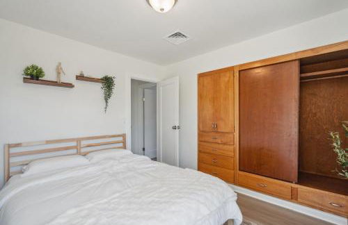 Spacious 5B2B home 5 min to airport with AC, Game Room, WiFi, Parking - Photo 16