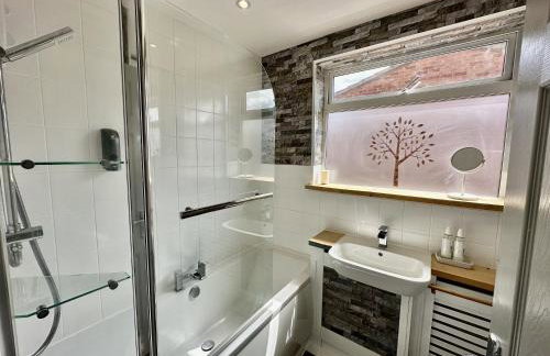 Fantastic 2-Bed House with Parking - Hosted by Hutch Lifestyle - Foto 38