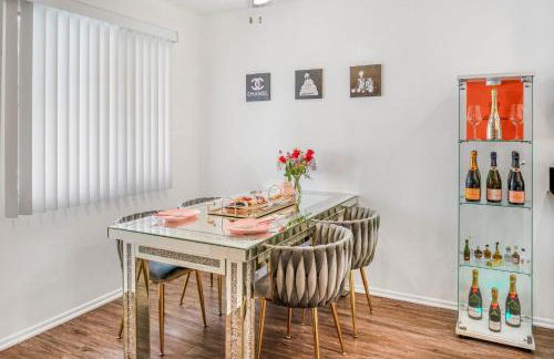 Luxury Pool View Spa Suite-Massage Chair-Steam Sauna-Welcome Champagne ! - Foto 28