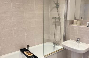 Parkside Luxury 3 bedroom home, 5 min to Ebbsfleet Station and has free Parking - Foto 21