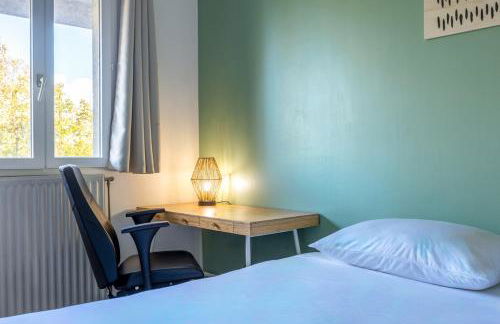 L'Oasis - Duplex - Parking Privé Gratuit - Terrasse Privée - 10mn RERD-T12 - 2 bedrooms - De 1 à 6 personnes - Shopping Mall - Primark - Piscine - Patinoire - Théâtre - Cinéma - Bibliothèque - Foto 17