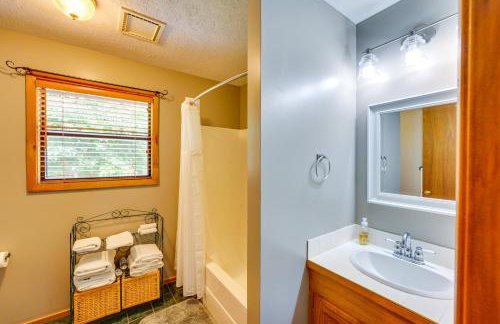 Flippin Home with Fire Pit Walk to White River! - Foto 11