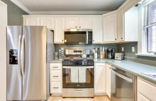 Walk to White Lake Family Home with Deck and BBQ - Foto 2