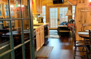 Magical Tree House Experience with a Private Hot Tub in Shenandoah Valley, Virginia - Foto 13