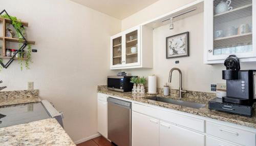 Vibrant 2BR DT Living, Stylish & Serene Stay - Foto 4, stove