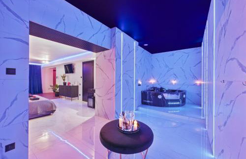 Jacuzzi LoveAparts Marki Romantic Getaway - Photo 12