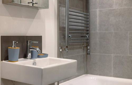 3-Bed, 2-Bath Wembley Apartment with Free Parking - Foto 42