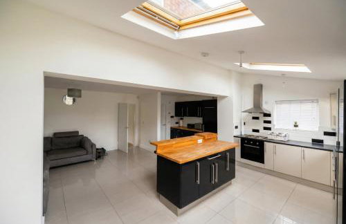 Contemporary Private Home Near Nottingham with Free Parking and Garden - Foto 1