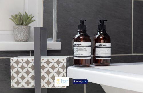 Explore Welsh Wonders, 3 Bedroom House By The One Retreats Short Lets & Serviced Accommodation Treharris - Foto 20