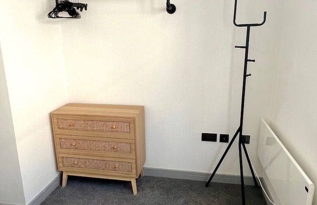 City Centre 1-bed Apartment in Preston With Sky - Photo 10