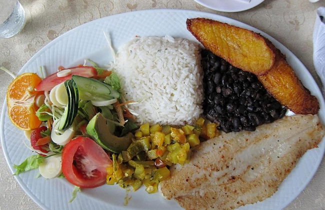 Impressively designed and decorated 3rd-floor space overlooking pool in Coco - Photo 8