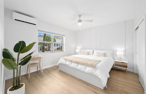 M Lake Worth Beach - Modern Villas Near West Palm Beach, Chic Retro Vibes, King Bed, Cozy Backyard, BBQ, Workspace, High-Speed Internet, Free Parking, 5 Minutes to Downtown & Beach - Foto 59