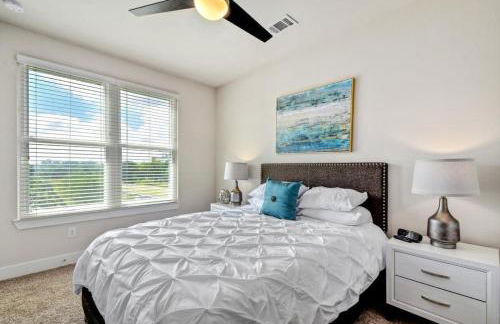 2BR Airy Getaway Near Downtown Pool Gym - Foto 18