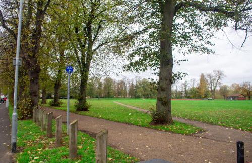 Royale Green View House- free parking, Wifi, Perfect for Contractors and Holiday - Photo 16