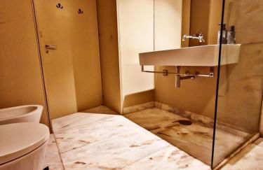 Gary01 Exclusive Top Floor 2BD by the Timeout Market - Photo 29