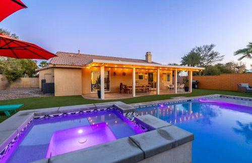 Spacious Yard, Sparkling Pool & Spa, Firepit, 9beds! - Photo 4