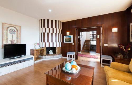 Queen Fabiola Villa, spacius home with private Pool in east Malaga - Photo 13