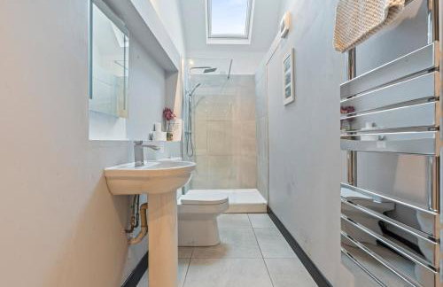 #111 New Farm with hot tub and Sauna - Sleeps 18 - Near Elmore Park - " Perfect for Contractors and Families - Parking space for 10 cars" - Foto 27