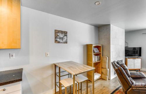 Near Hiking Cozy Anchorage Retreat with Fireplace! - Foto 7