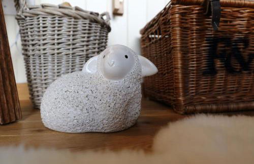 Upper Gelli Luxury Holiday Lodge, Converted Dairy & Cosy Shepherds Huts - Photo 51