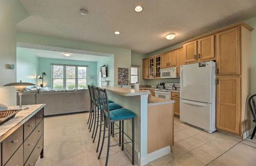 Bright Manistee Condo with Beach and Pool Access! - Foto 6