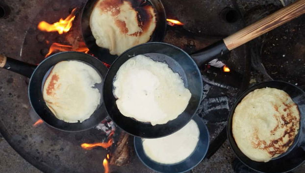 Cocinando tortitas en los bosques de Espoo