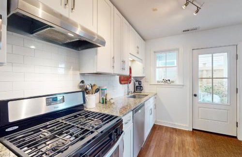 Dog-friendly cottage across from the water in a walkable neighborhood - Foto 11