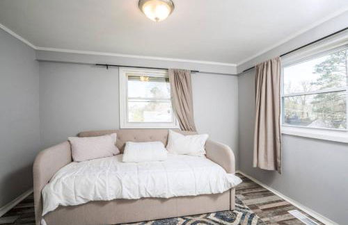 Renovated 3 bedroom close to downtown! - Photo 26