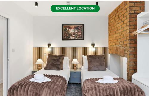 Stylish Home - Pool table, Virgin TV, Fast Wifi, Garden and Self-Check-In by Yoko Property - Photo 1