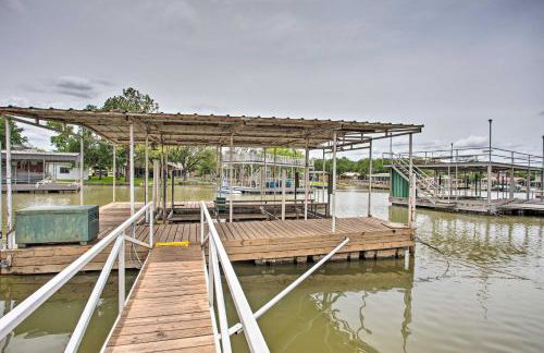 Possum Kingdom Lakefront Home with Patio and Dock! - Foto 2