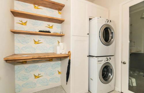 Sleek Retro Airstream Rental for Glamping for Two near Downtown Austin - Foto 24