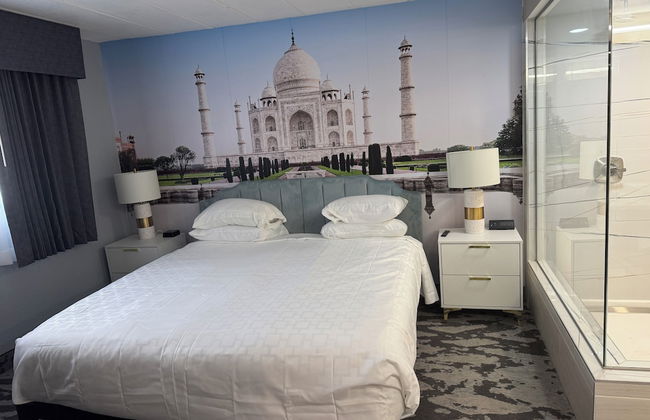 Lighthouse Inn & Suites - Photo 32