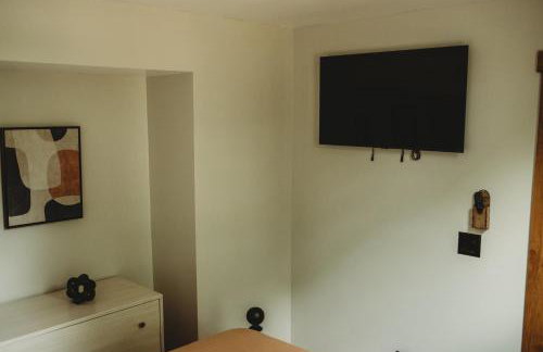 Bell Tower Suite Private Riverfront Stay Near Charleston WV - Foto 14