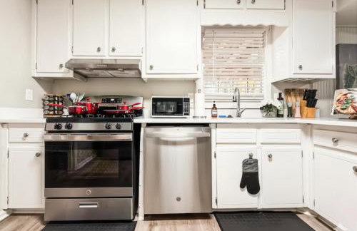 King Bed! Soaking tub! Fenced Yard w Screen Patio - Foto 21