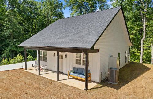 Secluded 3BR Cabin Lake Access & Resort Perks - Foto 32