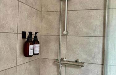 #56 4-Bedroom House Near Shops with Free Parking - Foto 29