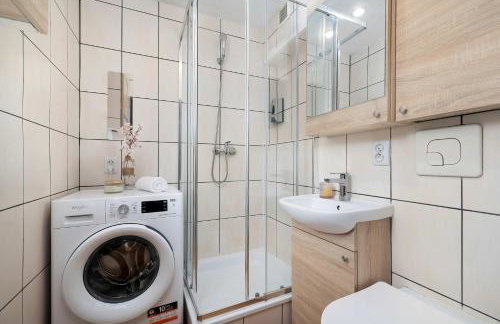 Charming Studio with Balcony in Katowice by Noclegi Renters - Foto 15