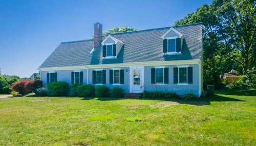 4 Bed, 3 Bath Cape style home, steps away from Private Association Beach at Sandwich Downs - Foto 2