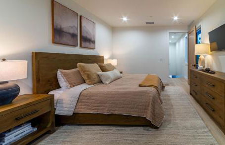 Spectacular New 4BR Townhome: Garage, Jacuzzi, BBQ - Photo 16