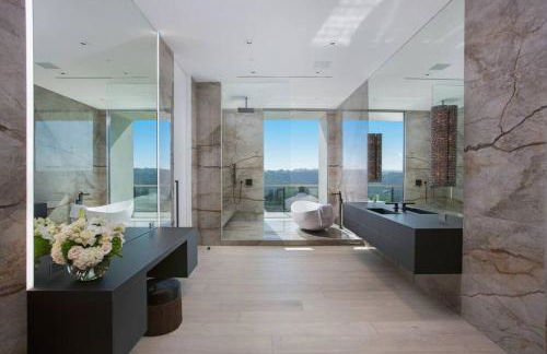 Ultra-Luxurious BH Estate with Pool, Theatre, Views - Foto 59