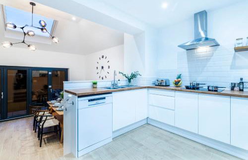 Cozy 3 Bedroom Terrace Cottage in Epsom - Photo 32