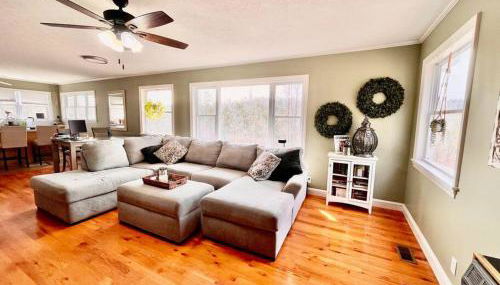 Harmony House - cozy, private mountain home, with firepit and pool table, located 10 minutes from Tryon Equestrian Center, Lake Lure, Local Wineries, and wedding venues - Foto 4