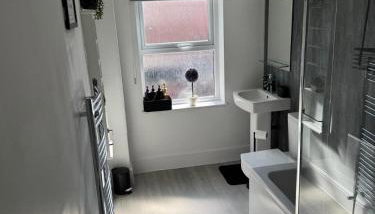 Sleek 3-Bedroom Home, Patio & High-Speed Wi-Fi - Foto 4