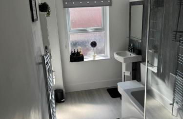 Stylish 3-Bedroom Home, Patio & High-Speed Wi-Fi - Foto 4