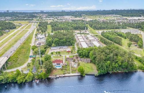 Paradise on Ocean Waterway Huge 5000 sq ft w Private Pool, Boat Dock, Grand Piano, Game Tables, BBQ, 1 acre Yard, Crib, Sleeps 34 - Photo 15