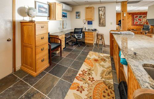 Hot Tub and Whale Watching! Scenic Sitka Escape - Foto 18