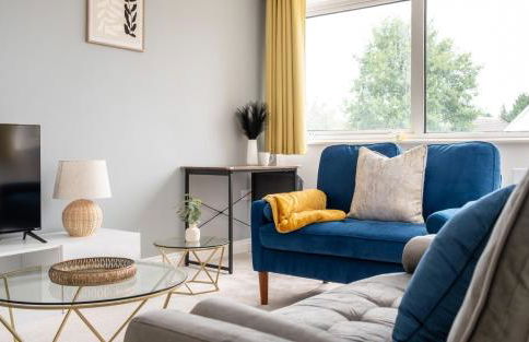 Beautiful Orpington Home w Pool Table and Driveway - Photo 27